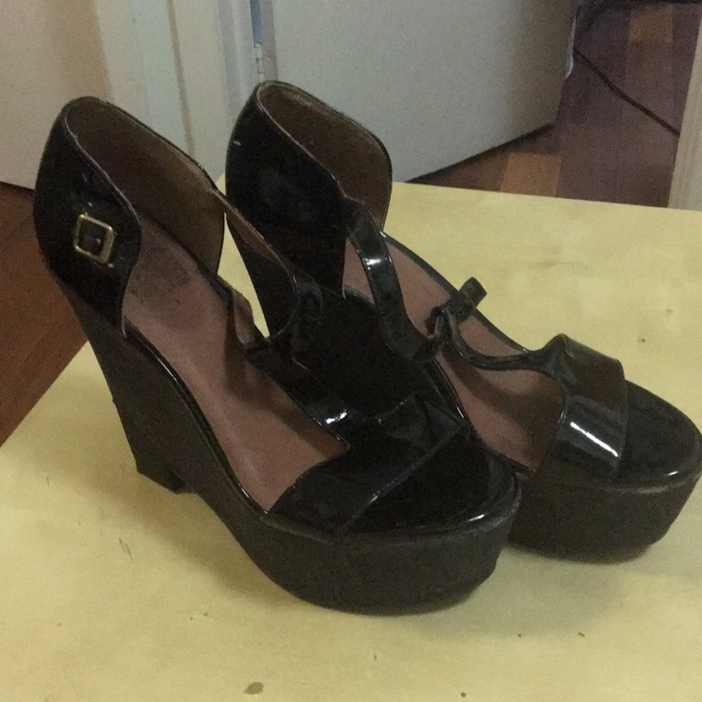 Elizabeth and James platforms